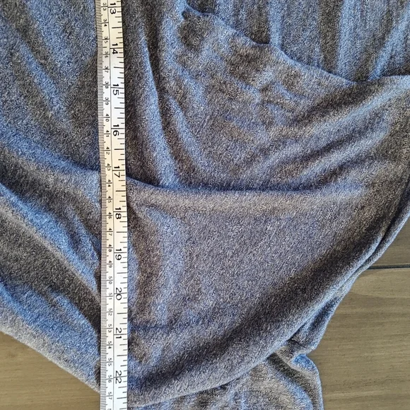 A&F draped top V-neck Hi Low Design Grey Size S - Picture 9 of 9